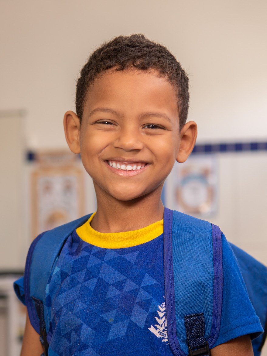 Menino com mochila, aluno da rede municipal.
