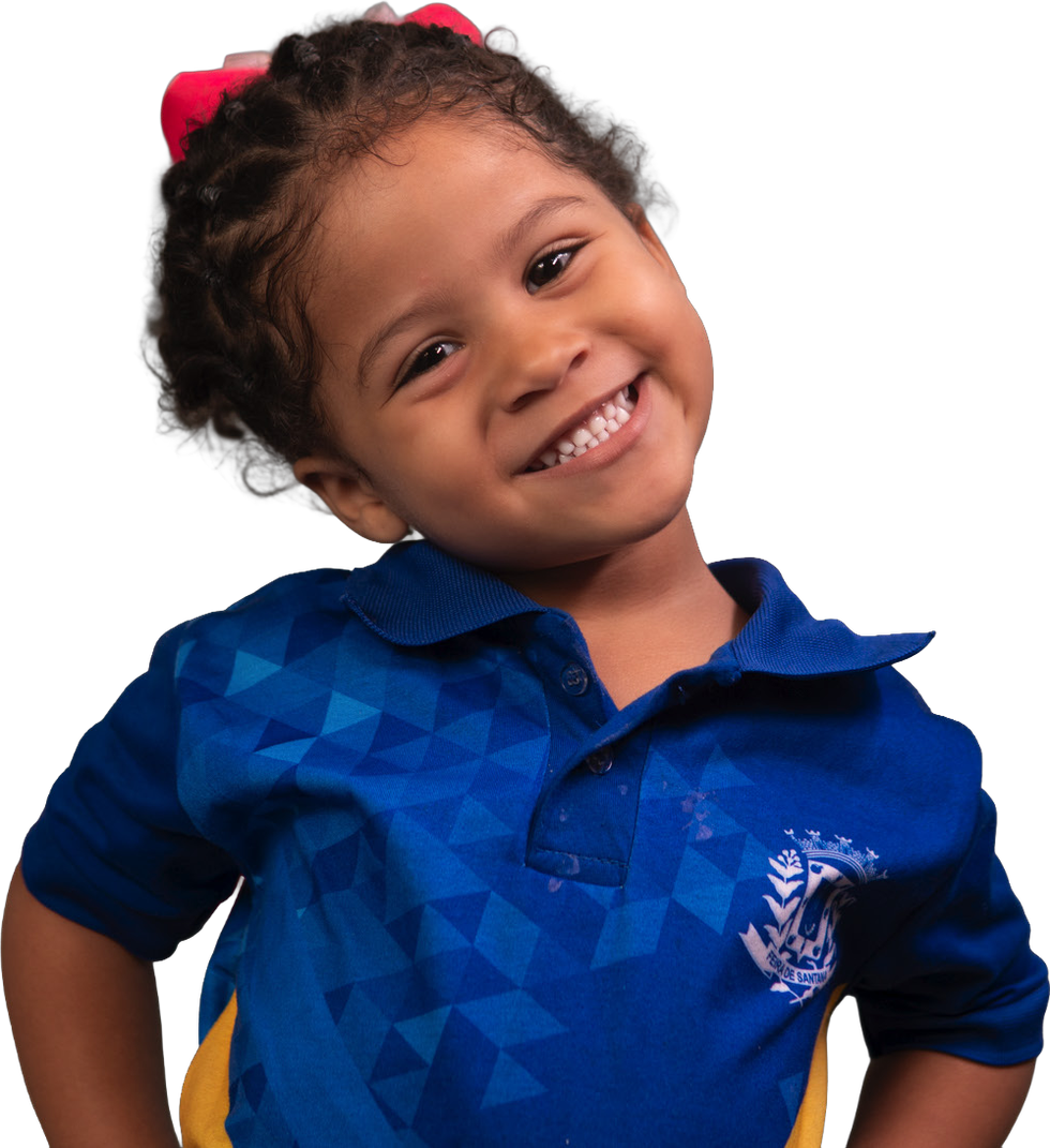 Criança da rede municipal de Feira de Santana sorrindo, uniformizada.
